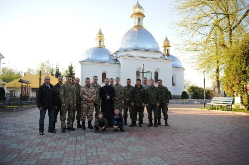 На Львівщині військові молилися Хресну дорогу.(ФОТО) На Львівщині військові молилися Хресну дорогу.(ФОТО)